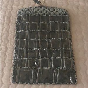 Hanging accessory holder